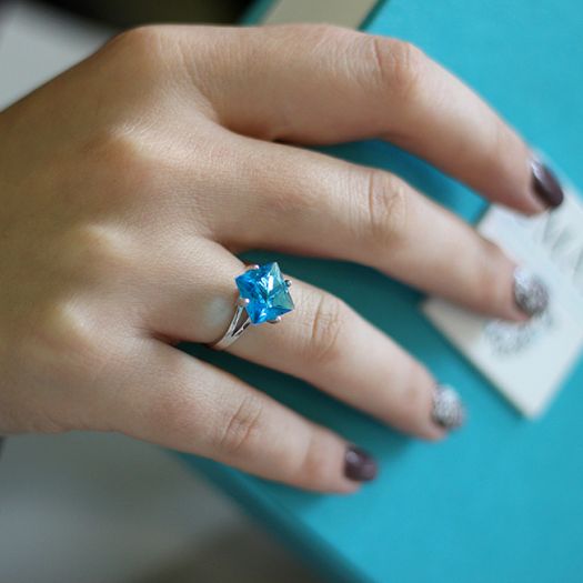 Серебряное кольцо с голубым камнем Элси