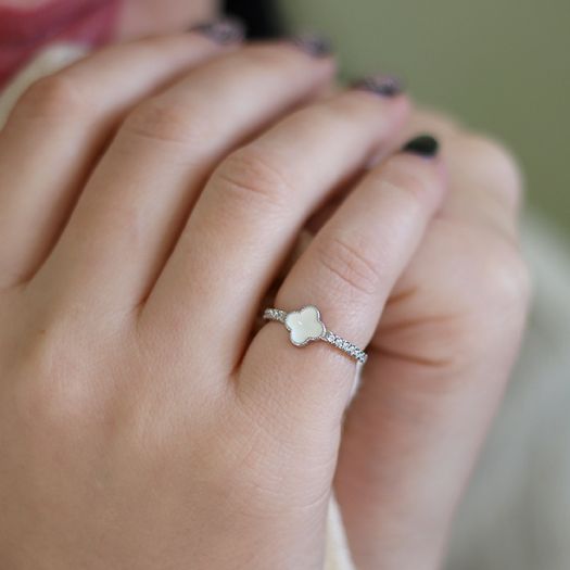 Серебряное кольцо с белой эмалью Клевер