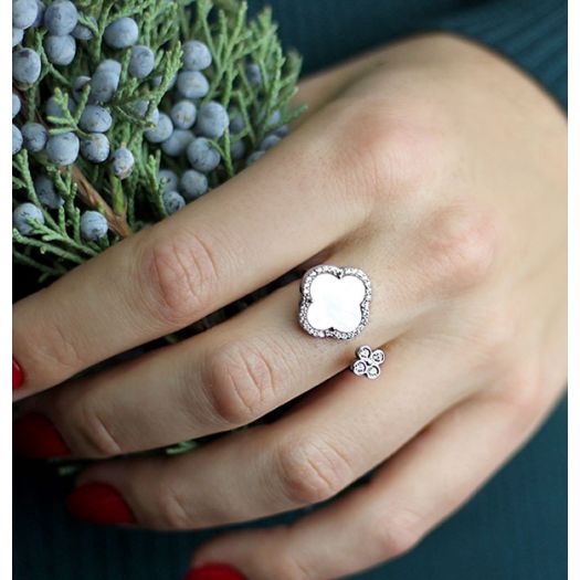 Серебряное кольцо двойное с белым перламутром Клевер